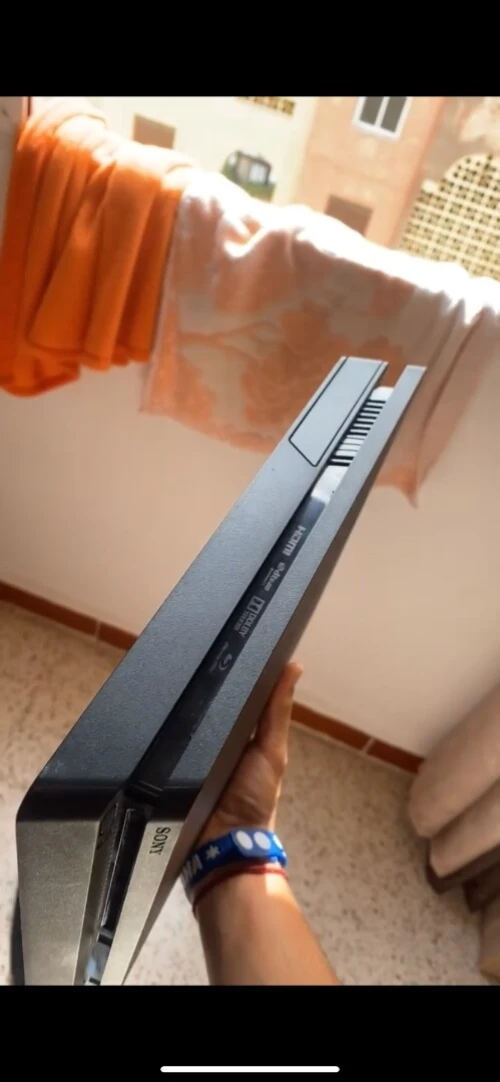 PS4 slim très bonne état brk les manettes chwiya, prix chbab liquidation + CD gta 