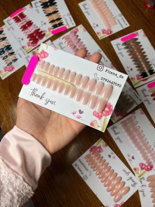 Press on nails  أضافر مؤقتة