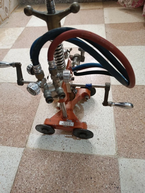 Coupe tube et détecteur de porosité