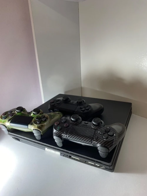 Ps4 pro 1tb 3 manettes