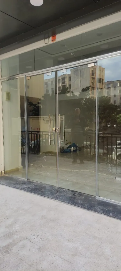façade en verre trempé