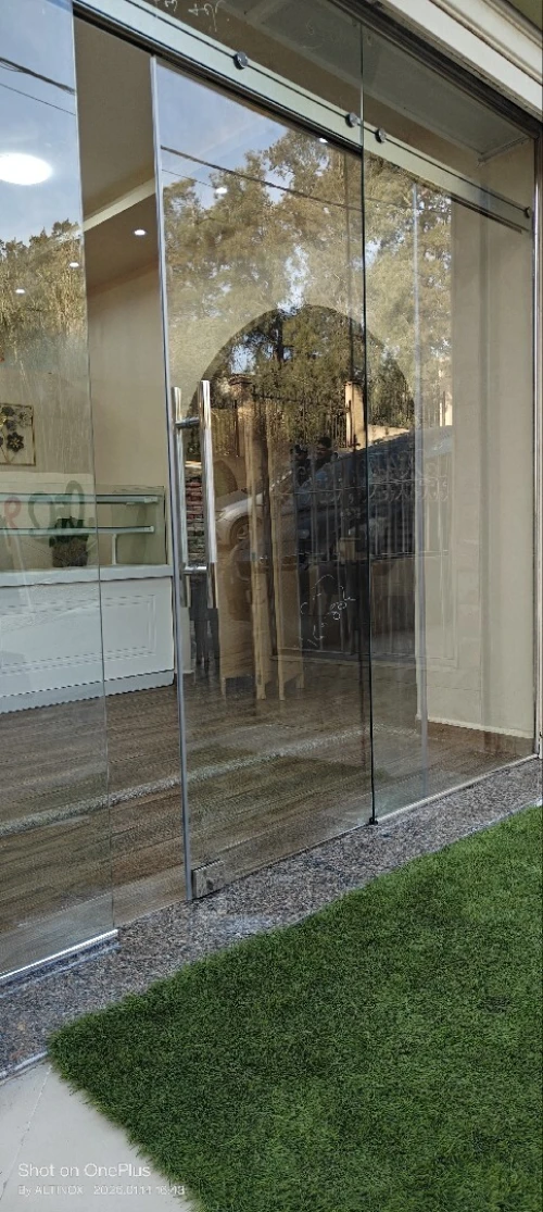 Façade en verre trempé