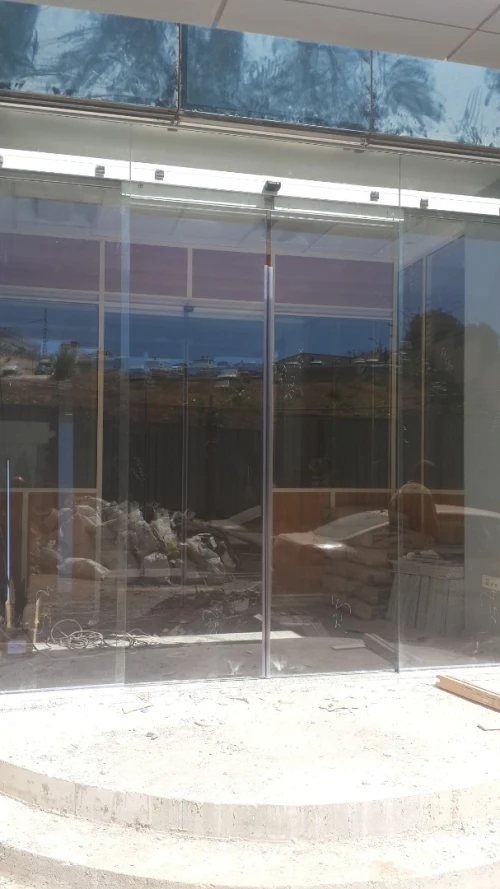 Façade en verre trempé 
