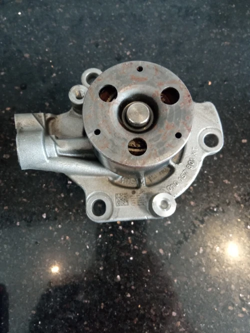 Pompe à eau Volkswagen golf 7 d'origine 