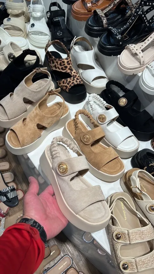 Vendre en grand, toutes les modèles, sandales, ballerines, claquettes
