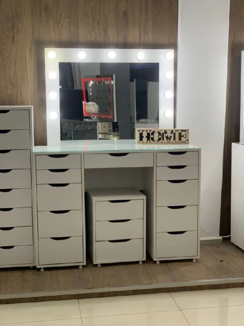Coiffeuse modern tendance 