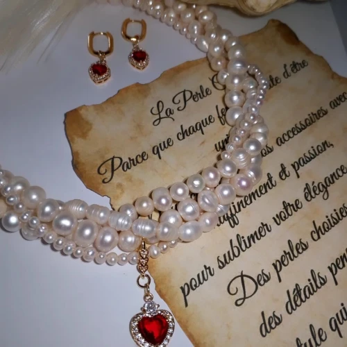 Collier en perles d'eau douce avec les boucles et les pendentifs 