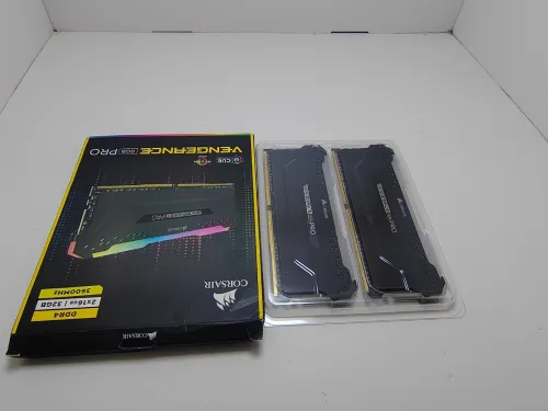 Kit de mémoire CORSAIR VENGEANCE RGB PRO 32 GO, 2x16GO DDR4 DRAM 3 600 MHz C18 noir