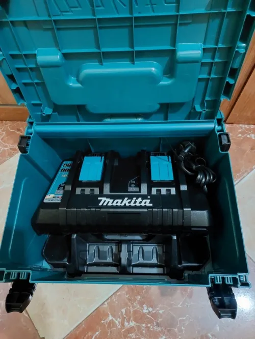 Chargeur Makita 18V Doublé sous coffret