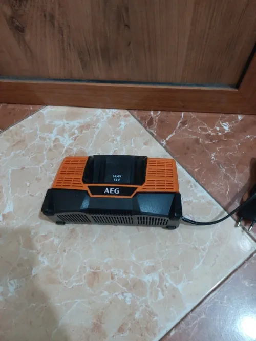 Chargeur AEG 18V