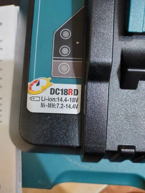 Chargeur Makita 18V Doublé sous coffret