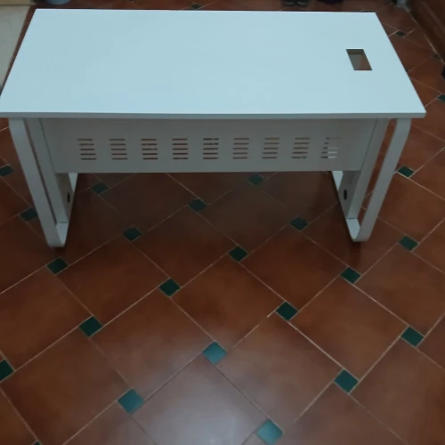 Bureau blanc moderne en tres bon état