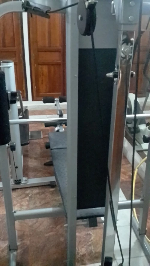 Banc et presse de musculation