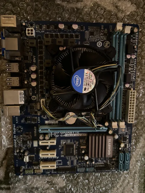Carte mère Gigabyte  GA-H61M-SV2-B3 DDR3 + processeur Intel Core i3-2100