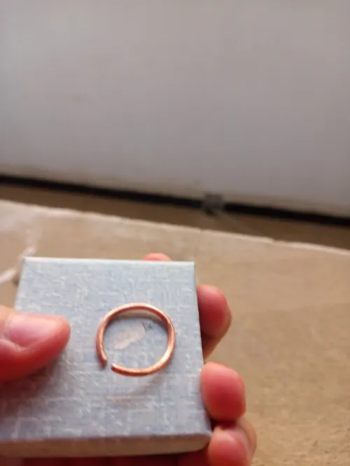 Bague en cuivre faite main élégante et légère