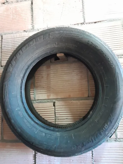 2 pneus IRIS et 2 pneus Tracmax 175/70 R14