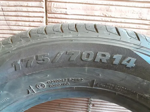 2 pneus IRIS et 2 pneus Tracmax 175/70 R14