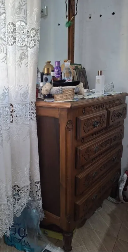 Armoire 6 porte + coiffeuse + 2 table de nuit + pouf