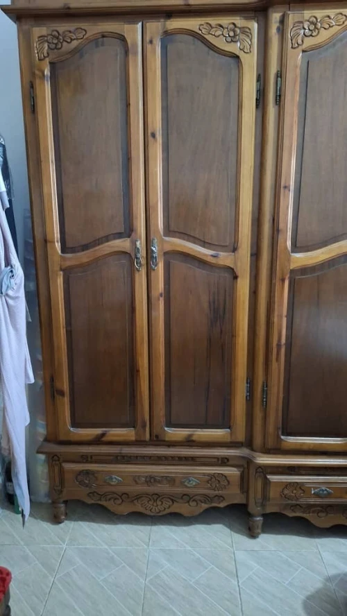Armoire 6 porte + coiffeuse + 2 table de nuit + pouf