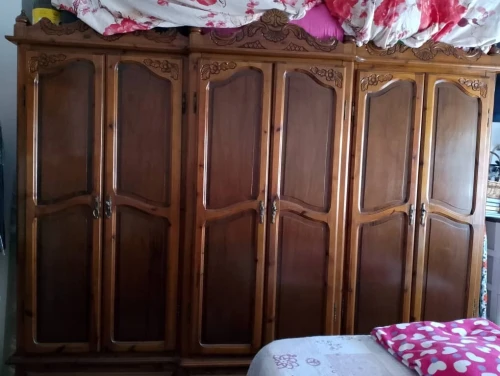 Armoire 6 porte + coiffeuse + 2 table de nuit + pouf