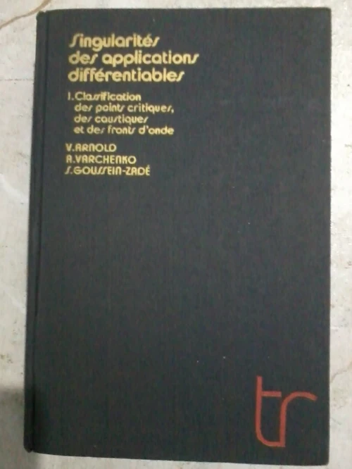  SINGULARITES DES APPLICATIONS DIFFERENTIABLES EN 2 TOMES PAR ARNOLD ET COL  