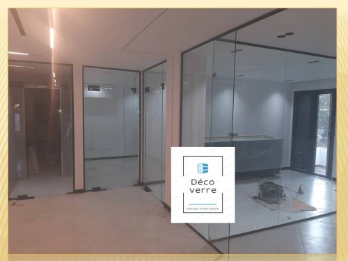 CLOISON ET VITRINE EN VERRE 