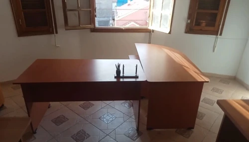 Bureau directionnel, deux bureaux secrétariat, deux armoires et deux chaises a offrir 