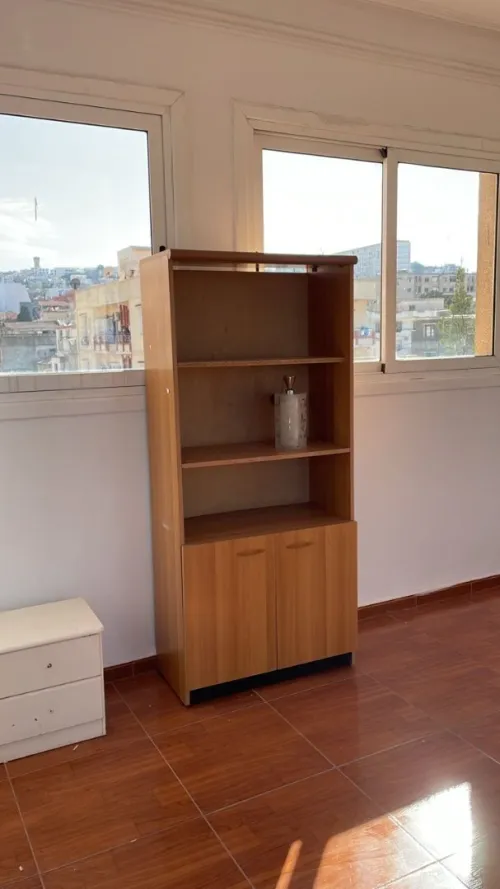 Bureau directionnel, deux bureaux secrétariat, deux armoires et deux chaises a offrir 