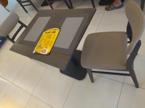 TABLE et Chaises Restaurant /Cafeteria