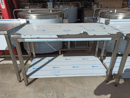 TABLE DE TRAVAIL EN INOX
