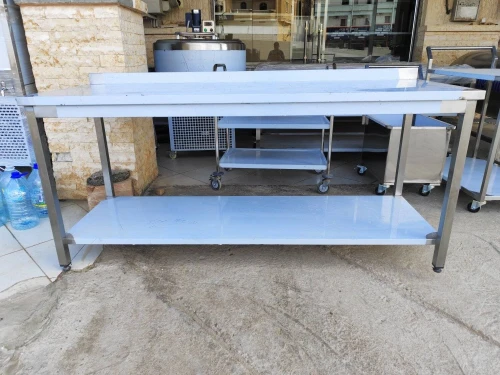 TABLE DE TRAVAIL EN INOX