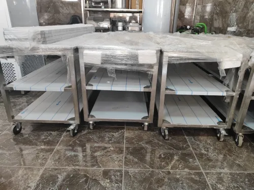 TABLE DE TRAVAIL EN INOX