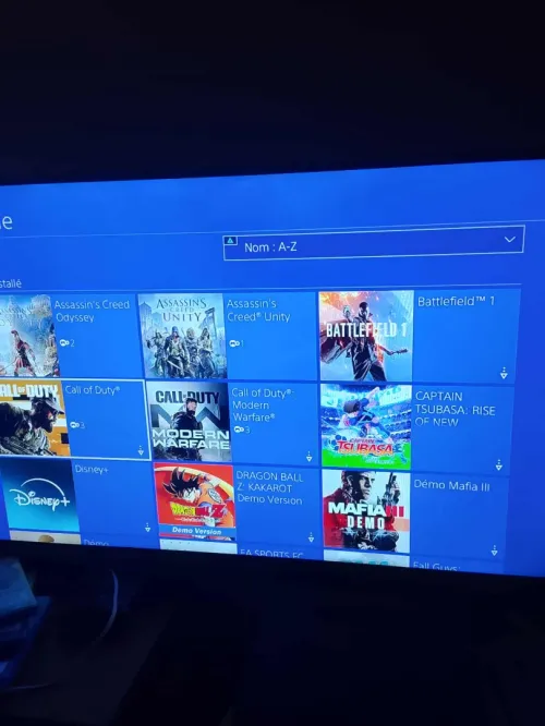 playstation 4 slim avec deux manettes et CD