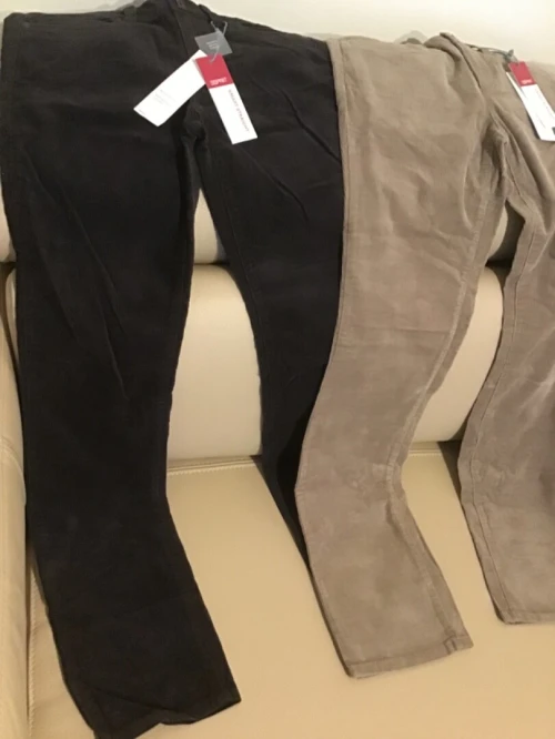 Jeans velours élastique marque ESPRIT prix 1 jean 3000 DA et 2 jeans 5500 DA