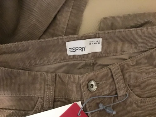 Jeans velours élastique marque ESPRIT prix 1 jean 3000 DA et 2 jeans 5500 DA
