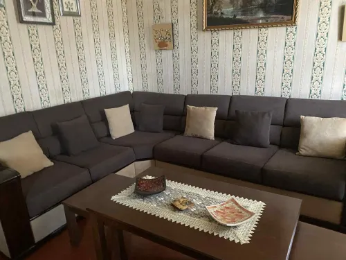 Salon en L, marron 5 places + table basse