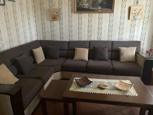 Salon en L, marron 5 places + table basse