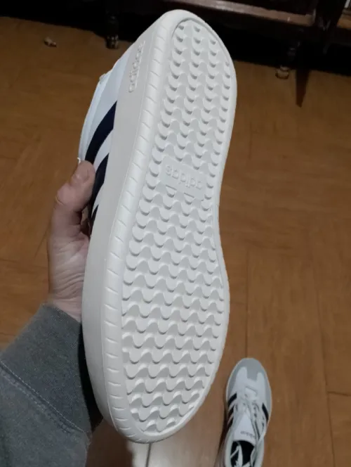 Chaussures adidas original, neuve