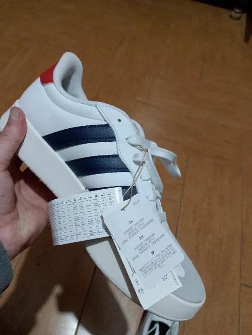 Chaussures adidas original, neuve