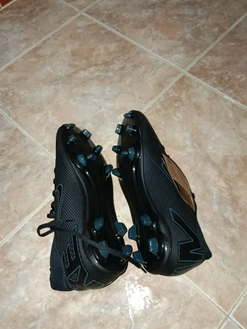 حذاء كرة قدم Nike جديد