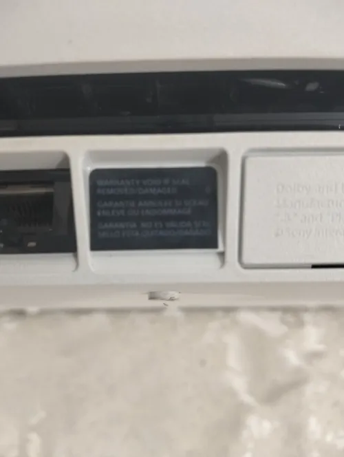 PS4 est à 10 / 10 couleur blanche 500gb avec manette originale et ses câbles