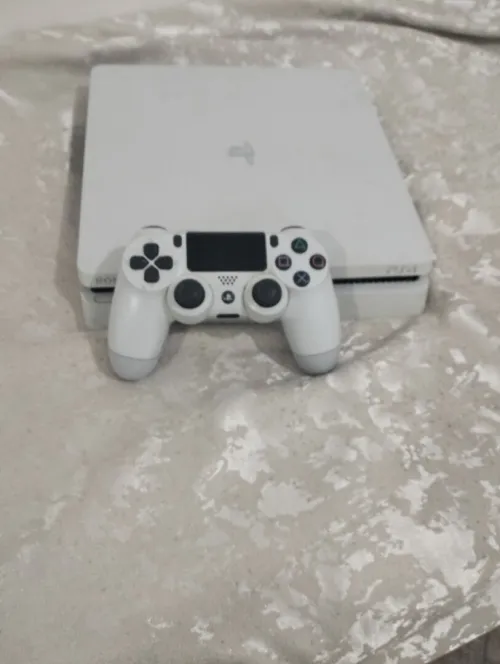 PS4 est à 10 / 10 couleur blanche 500gb avec manette originale et ses câbles