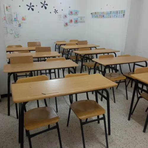 chaises et table scolaire
