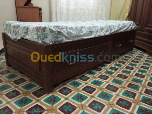 Ensemble de 3 lits plus commode et table basse