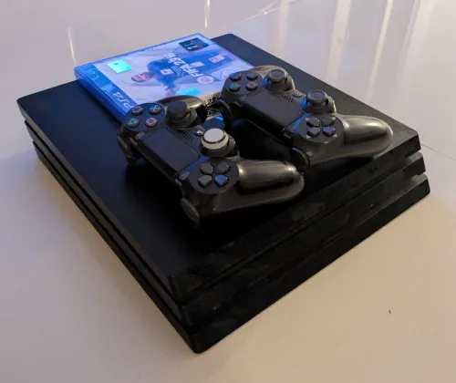 PS4 pro + deux manettes + un jeu