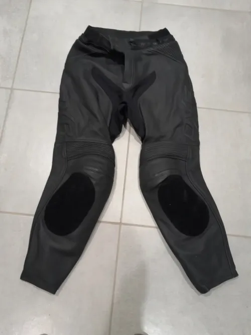 plusieurs BLOUSONS CUIR MOTO + GANTS 