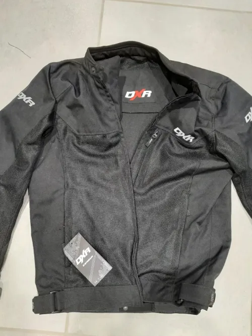 plusieurs BLOUSONS CUIR MOTO + GANTS 