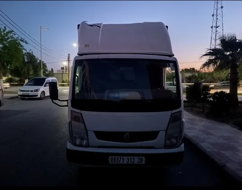 Renault Maxity 2012