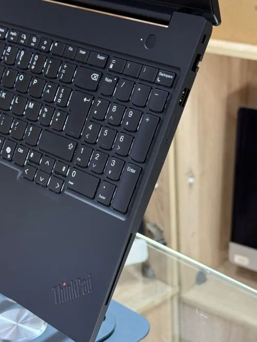 LENOVO THINKPAD P16s GEN 3 INTEL CORE ULTRA 7 VPRO 165H 32GO 512GO SSD NVIDIA GEFORCE RTX500 4GO GDDR6