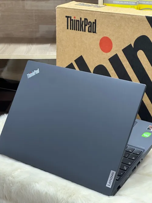 LENOVO THINKPAD P16s Gen 2 AMD RYZEN 7 PRO 7840U 32GO DDR5X 512GO SSD AMD RADEON 780M NEUF SOUS EMBA